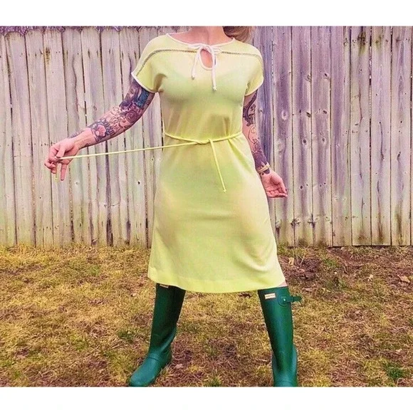 Vintage 1960s-1970s Pale Yellow Short Sleeve Knit Dress Size Medium - Picture 4 of 9